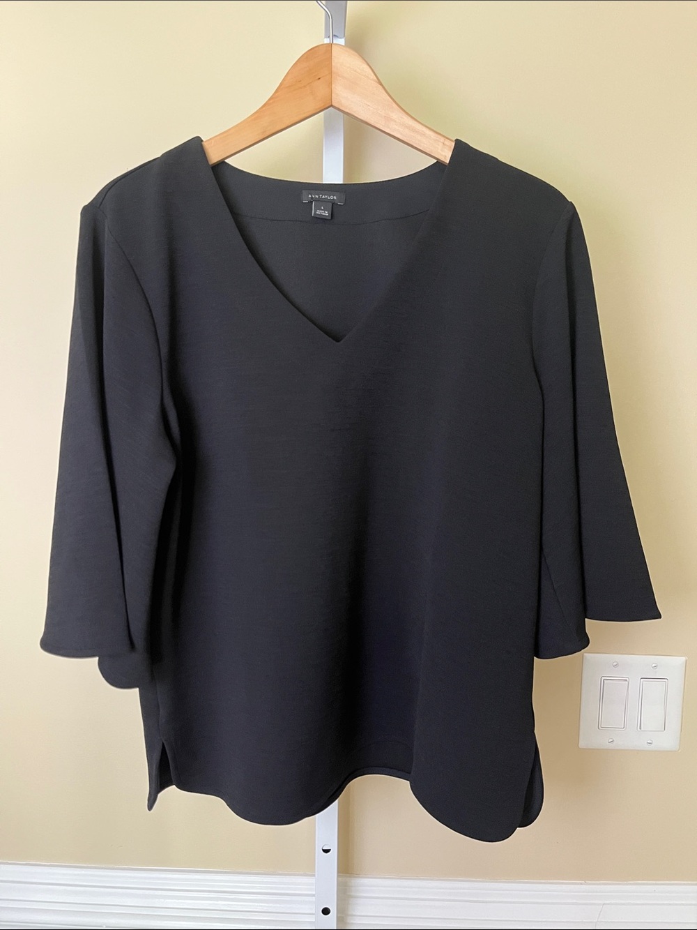 Ann Taylor True Black Short Sleeve V Neck Top With Curved Hem Size XL